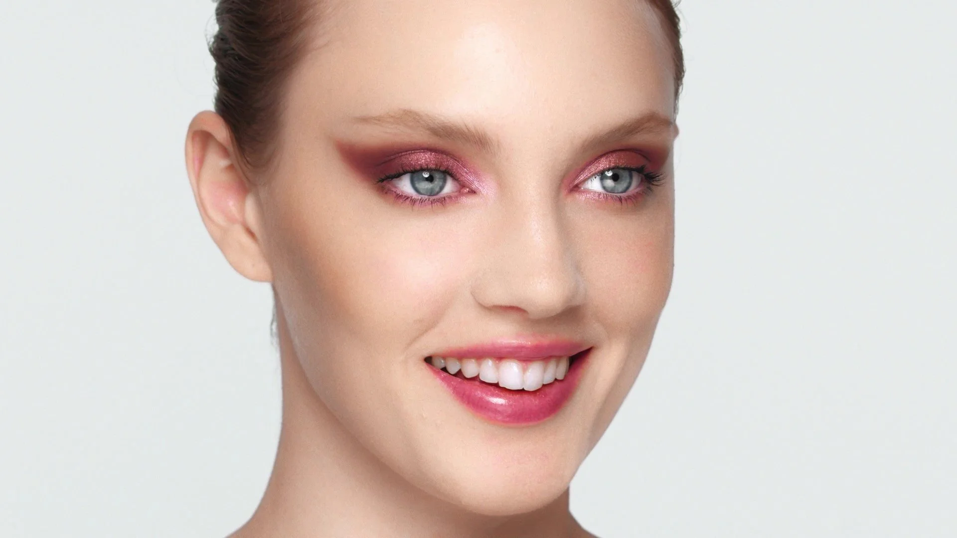 Oriflame — makeup lessons — photo 1 of 3