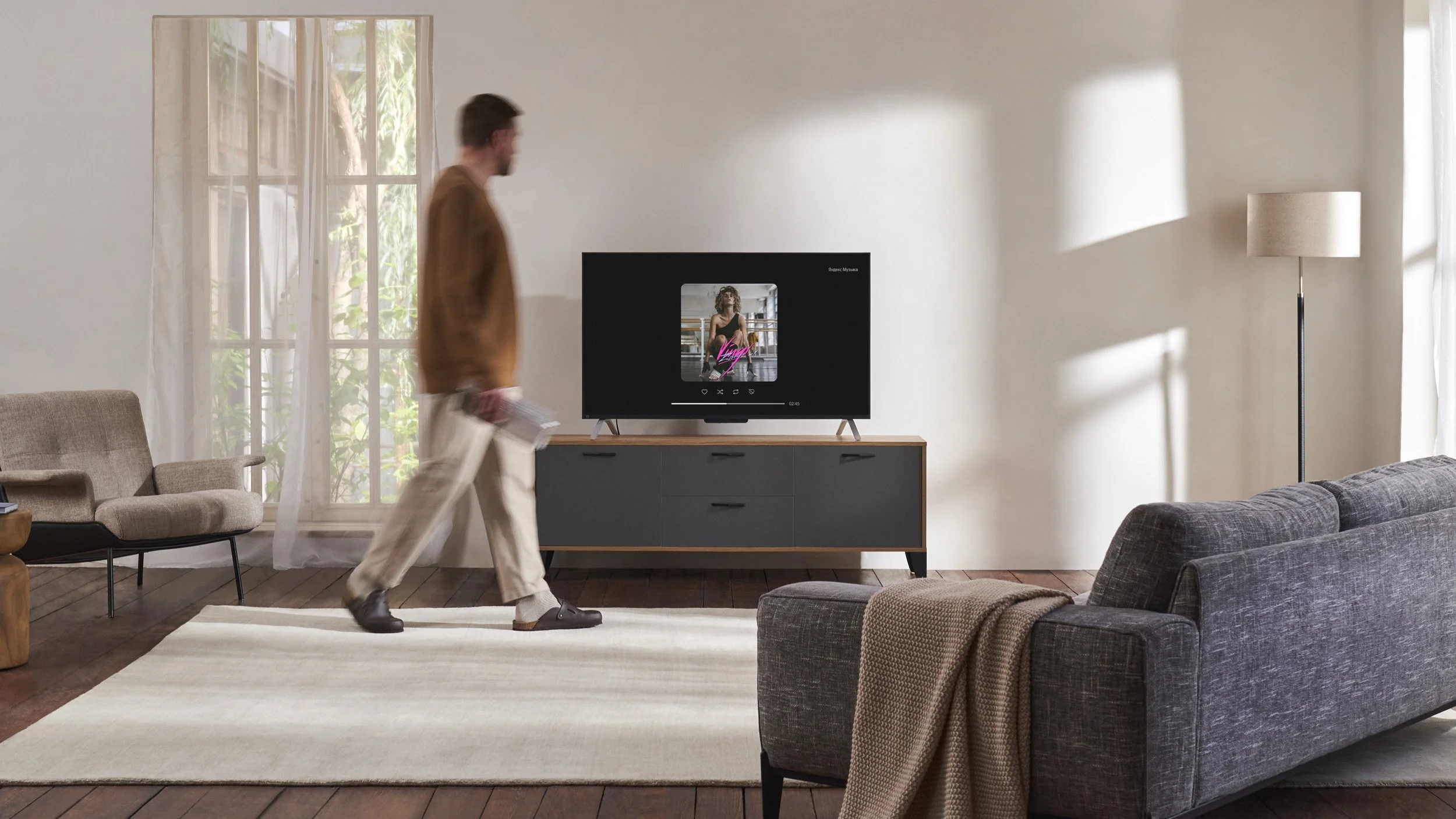 Yandex — TV with Alisa — photo 1 of 4